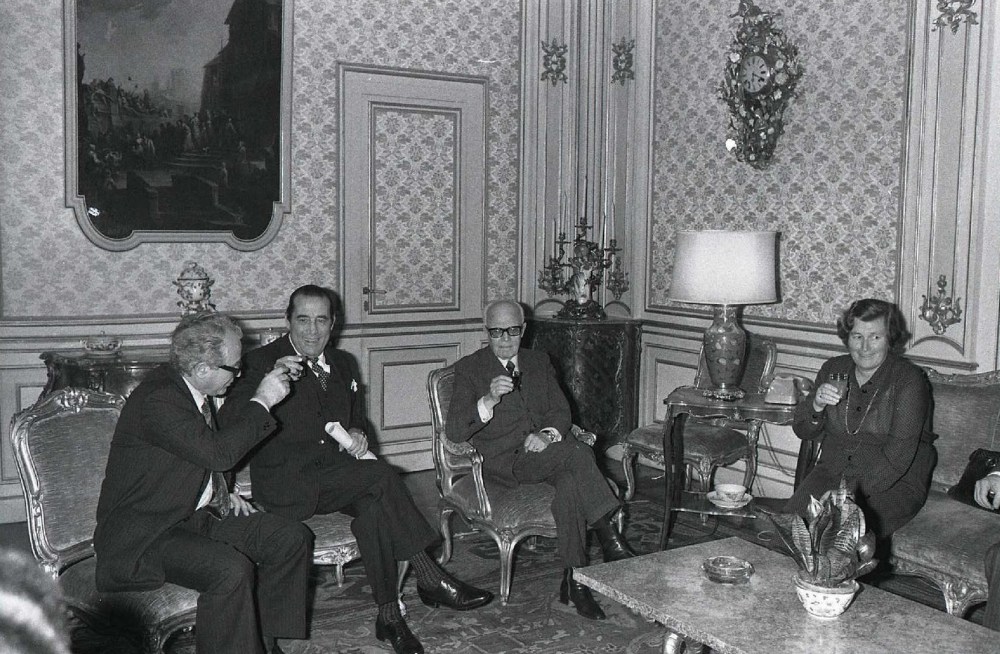 On. Prof.ssa Tina ANSELMI, Ministro della Sanità, con il Dott. Sergio Paderni, Dirigente Generale del Ministero. 